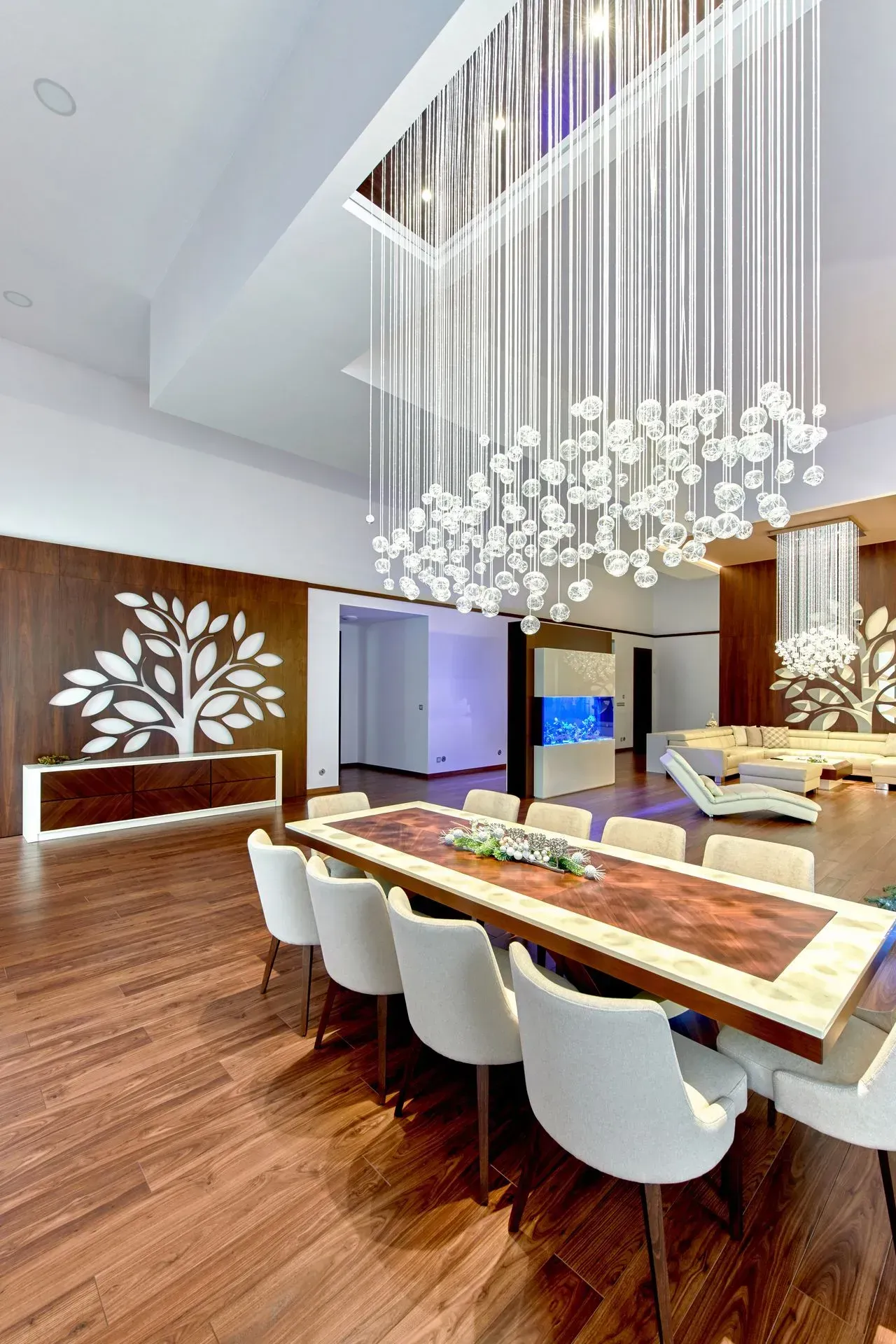 Beautifull dinningroom chandelier with fibre optic and LED powerlighting